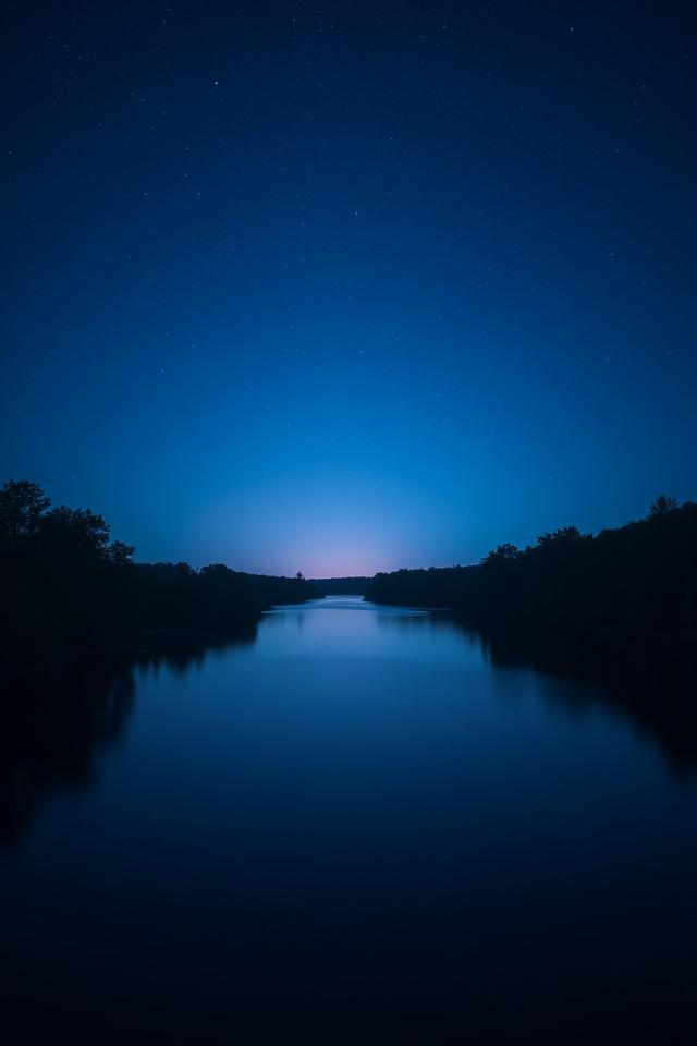 星空の下の静かな川、長時間の露光で星の軌跡