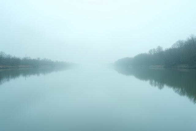 川面に映る空と雲、完璧な対称性